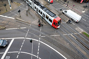 Rette sich, wer kann: Verkehr am Neumarkt  
