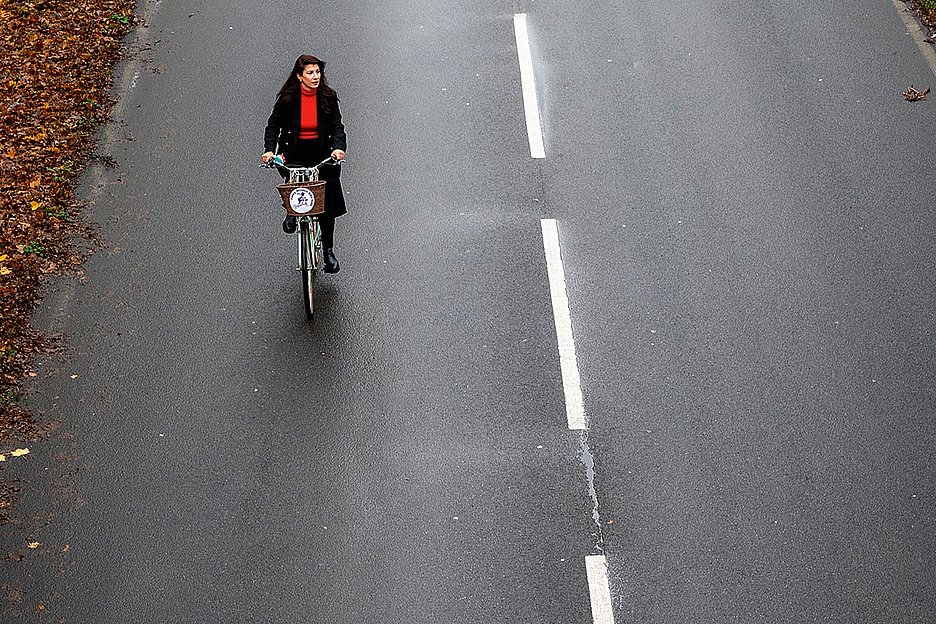 Foto: Dörthe Boxbert / Stadtrevue Yeliz Karadeli-Yasar fancy women bikeride Gendergerechte und inklusive Mobilität soll für alle Menschen in der Stadt zugänglich gemacht werden — so wird Diversität in den Straßen sichtbar und alle können sich angstfrei und sicher bewegen. Weg
