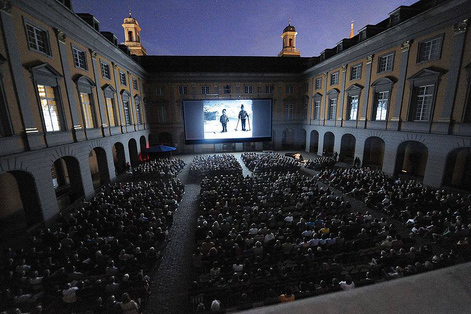 Umsonst und draußen: Stummfilm  mit Live-Begleitung im Arkadenhof  der Uni Bonn, Foto: Thilo Beu
