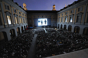 Umsonst und draußen: Stummfilm  mit Live-Begleitung im Arkadenhof  der Uni Bonn, Foto: Thilo Beu