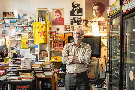Eine Mischung aus Trödelladen, Kiosk und Ort des politischen Aktivismus: Der »Internationale Kiosk« von Azad Hawrami (Foto Dörthe Boxberg / Stadtrevue)