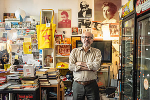 Eine Mischung aus Trödelladen, Kiosk und Ort des politischen Aktivismus: Der »Internationale Kiosk« von Azad Hawrami (Foto Dörthe Boxberg / Stadtrevue)