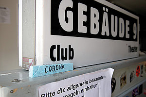 Club heißt jetzt Corona: Die Viren stehen immer auf der Gästeliste, Foto: Dörthe Boxberg