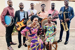 Stilvoll zur Ekstase: Florence Adooni (vorne links) und ihre Band, Foto: Philophon