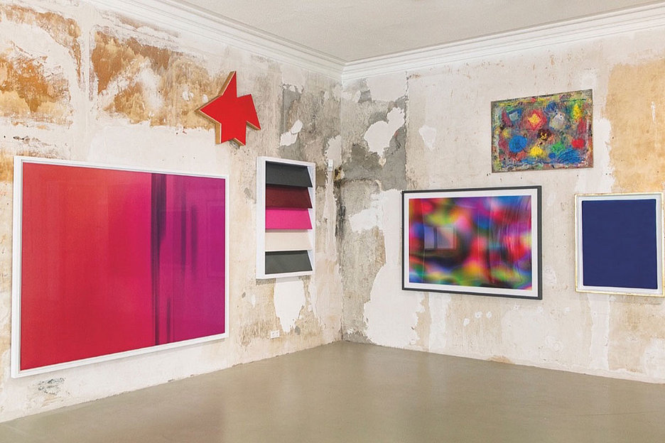 © Künstler:innen, The Estate of Yves Klein, VG-Bild Kunst, Bonn 2024 Ausstellungsansicht mit Arbeiten von Wolfgang Tillmans, Imi Knöbel, Johannes Wohnseifer, Thomas Ruff, Norbert Prangenberg, Yves Klein, © Künstler:innen, The Estate of Yves Klein, VG-Bild Kunst, Bonn 2024