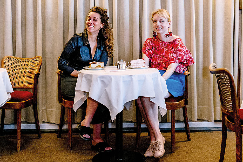 Foto: Susanne Troll / Stadtrevue Üben neue Kunstformen im alten Café: Agustina Andreoletti (l.) und Aneta Rostkowska