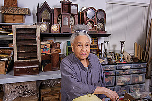 »Ich recycle Materialien, aber ich recycle auch Emotionen und Gefühle«: Künstlerin Betye Saar  |  courtesy: die Künstlerin / Robert Projects, L.A.; Foto: David Sprague