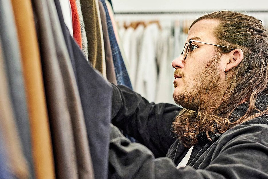 Foto: Thomas Schäkel / Stadtrevue Einblick in die »Fabrik der Edlen«: Justin sichtet seine Bestände