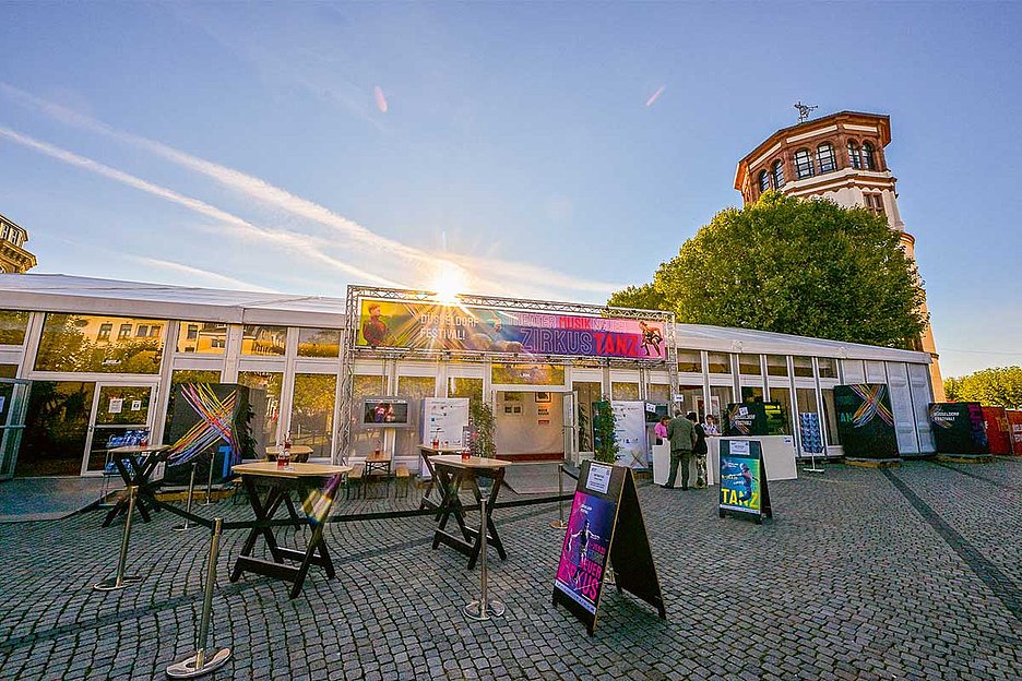 Da geht die Sonne auf: Theaterzelt am Burgplatz Foto: Michael Lübke
