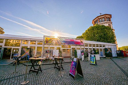 Da geht die Sonne auf: Theaterzelt am Burgplatz  Foto: Michael Lübke