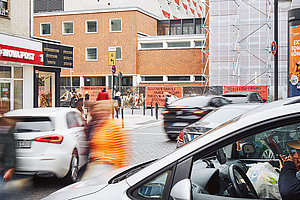 Stau am Bau: Bühnenbaustelle in der City  Foto: Thomas Schäkel