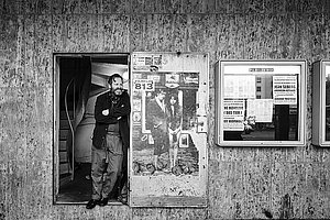 Mittelpunkt seiner Welt: Bernhard Marsch vor dem Kino 813 in der Brücke