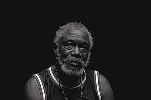 Die Hölle unter ihm, dem Himmel entgegen: Horace Andy, Foto: Michael Moodie