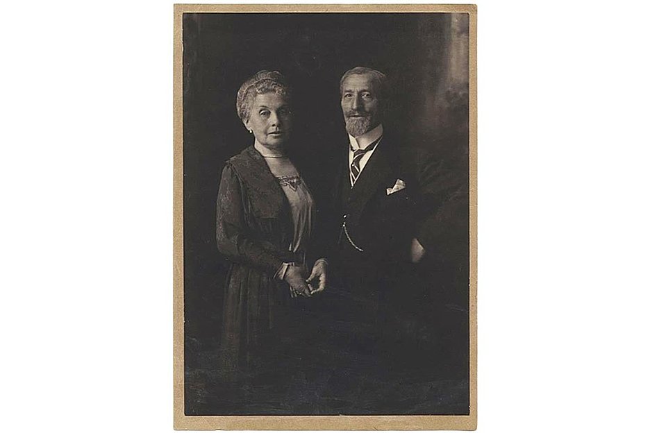 Zwei barocke Möbelstücke wurden der Familie Rosenthal in München durch finanziellen Zwang entzogen und gelangten  1939 über einen Ankauf nach Köln. 2023 wurden sie nach Recherchen restituiert und durften vom MAKK zurückgekauft werden