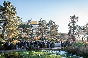 Wollen lieber Bäume statt Autos: Demonstration von Studierenden auf dem Hügel vor der TH Deutz