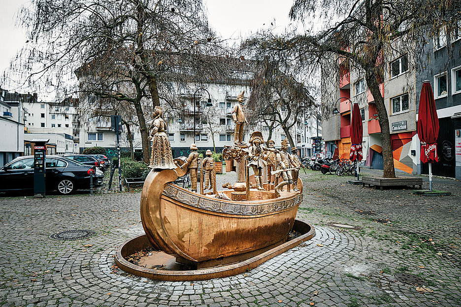 Foto:Thomas Schäkel / Stadtrevue Bronzeglänzendes Narrenschiff: Karl-Berbuer-Brunnen