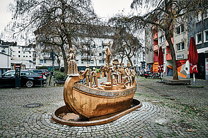Bronzeglänzendes Narrenschiff: Karl-Berbuer-Brunnen