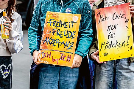 Mädchen halten auf der Demonstration zum Weltmädchentag am 9.10.2025 Transparente mit Forderungen für mehr Mädchenrecht