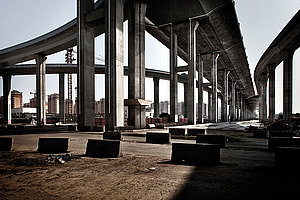 Als Betonpfeiler noch in die Zukunft wiesen: historischer Autobahnbau © Paolo Pellegrin / Magnum Photos