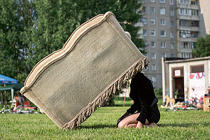 Was unterscheidet Sofas von Menschen? Clownin Marija Baranauskaité und ihr »Sofa-Project«.  Foto: Dainius Putinas