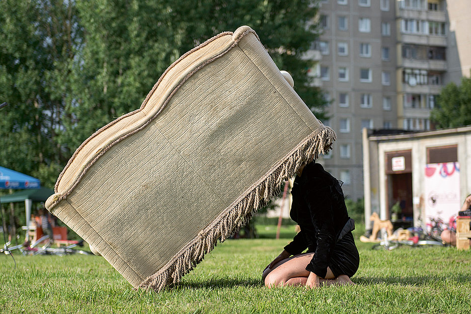 Was unterscheidet Sofas von Menschen? Clownin Marija Baranauskaité und ihr »Sofa-Project«.  Foto: Dainius Putinas