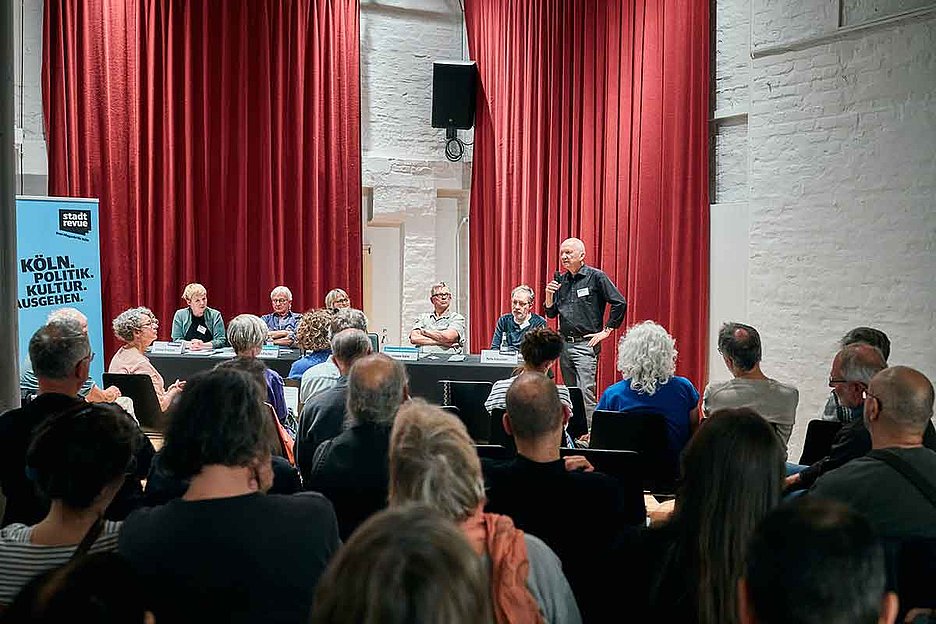 Wie ist die Lage? Rechtsanwalt Matthes Heller (Förderverein Stadtrecherche, rechts) klärt auf  