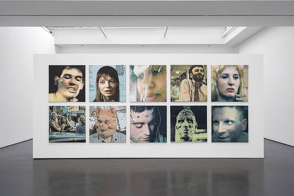Foto: Cedric Mussano Absurde und gepeinigte Gestalten: Ausstellungsansicht »A Change in Weather«; Foto: Cedric Mussano