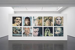 Absurde und gepeinigte Gestalten: Ausstellungsansicht »A Change in Weather«; Foto: Cedric Mussano