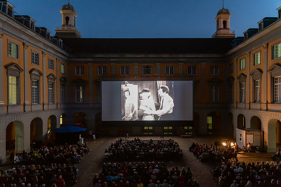 Umsonst und draußen: Stummfilme im Arkadenhof der Uni Bonn