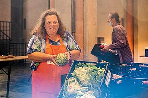 Wie ein kleiner Lebensmittelladen: Petra Buschmann organisiert die Tafelausgabe in Sankt Maria in Lyskirchen in der Südstadt