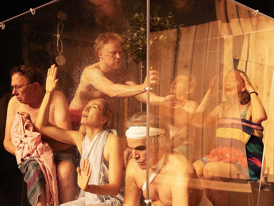 Szene aus dem Theaterstück »Tanzende Idioten«