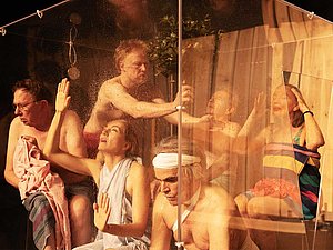 Szene aus dem Theaterstück »Tanzende Idioten«