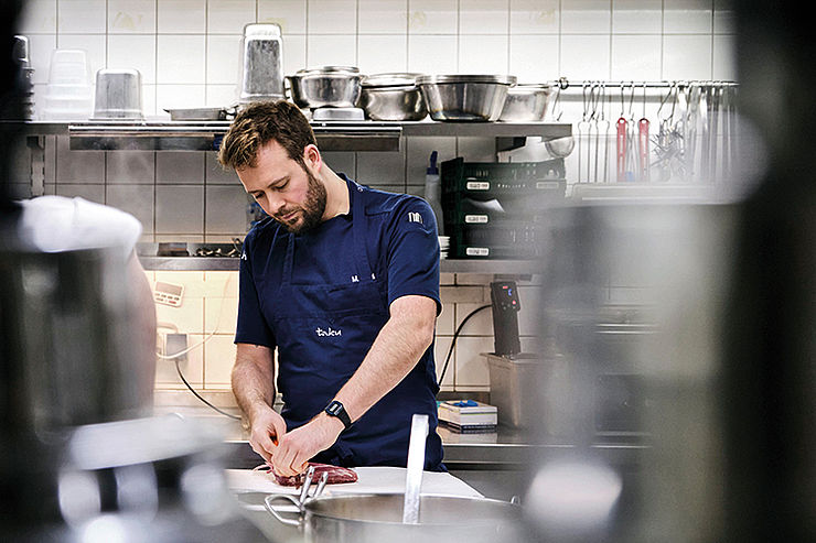 Wer Sushi bestellt, sollte auch rohen Fisch bekommen: Mirko Gaul in der Küche vom Sterne-Restaurant Taku