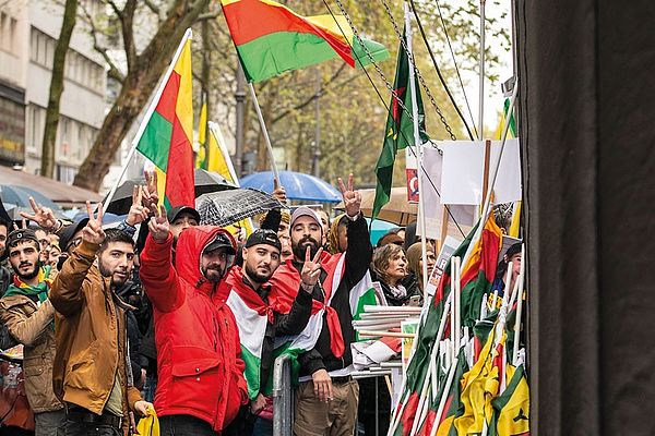 Demonstrieren im Dauerregen: Kurdische Demo auf den Ringen