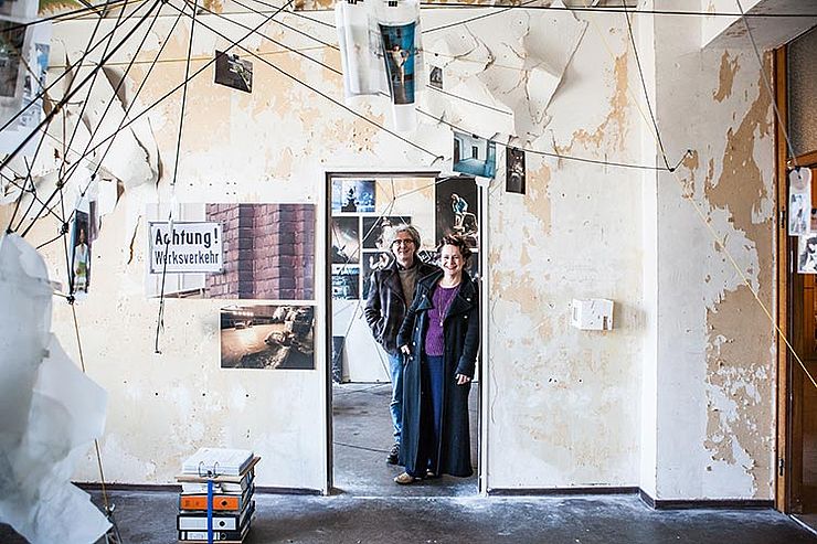 Anja Kolacek und Marc Leßle von Raum 13 auf dem Gelände des »Otto- und Langen-Quartiers« | Fotos: Thomas Schäkel / Stadtrevue