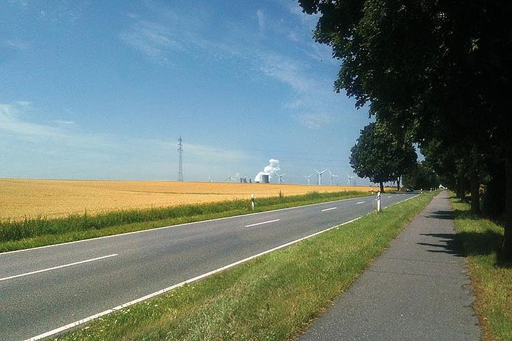 Gute und böse Energie: Windräder bei Pulheim-Stommeln, im Hintergrund das RWE-Kraftwerk Neurath