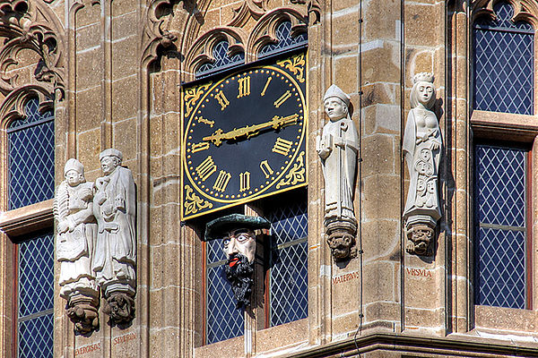 Turmuhr statt Stechuhr: Wurde die Arbeitszeit im Rathaus zu großzügig berechnet? Foto: © Raimond Spekking / CC_BY_SA_4