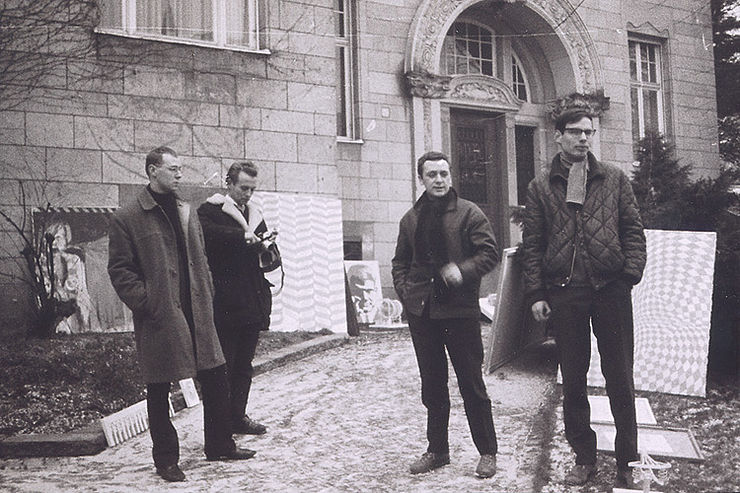 v.l.n.r.: Sigmar Polke, Manfred Kuttner, Gerhard Richter, Konrad Lueg 1964 vor der Galerie Parnass, Wuppertal | Foto: Rolf Jährling, ZADIK