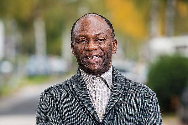 Kompromisslos freundlich: John Akude, Ratsmitglied von »Klima Freunde«, Foto: Dörthe Boxberg