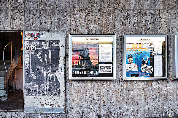 Kein Kommunales Kino: Schaukästen und Eingang zum Projektionsraum des Filmclub 813, Foto: Thomas Schäkel