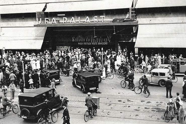 Platz für 2000 Zuschauer: UFA Palast am Ring 1935, Foto: Privatbesitz Tabertshofer