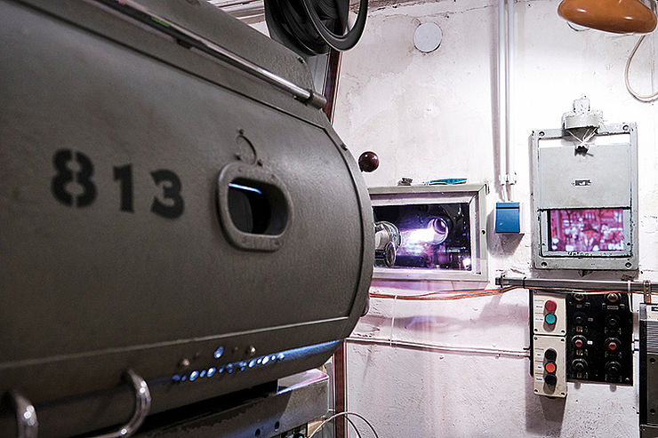 Blick in den Maschinenraum: Projektor des Filmclub 813, Foto: Thomas Schäkel / Stadtrevue