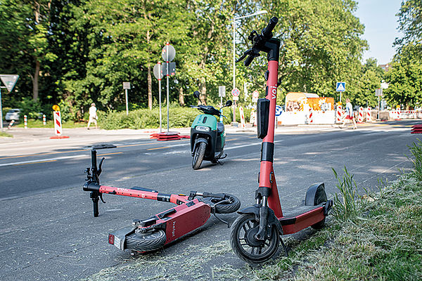Stadtweit frei parken: E-Scooter auf der Fahrbahn