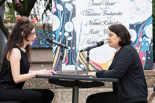 Bringt das Sprechen bei: Ülkü Süngün (rechts) auf dem Ebertplatz , Foto: Robin Junicke