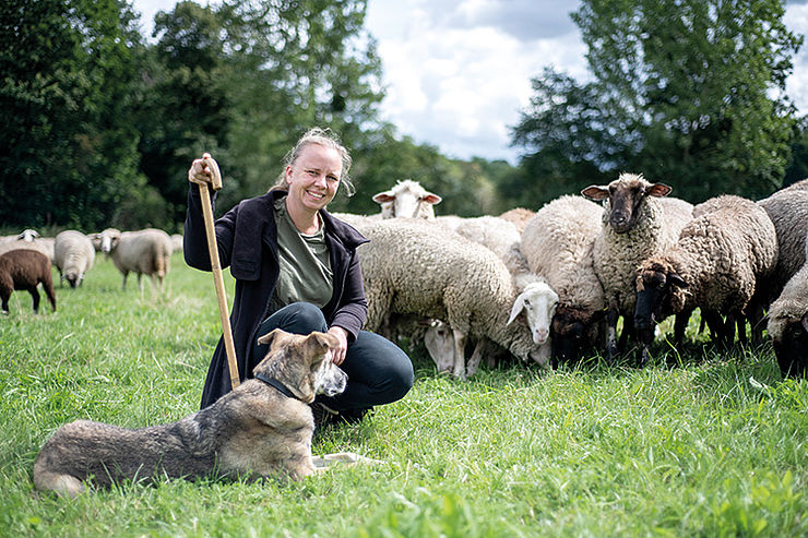 Sollen den Äußeren Grüngürtel vielfältiger machen: Wanderschäferin Melanie Pörschel-Kniffka und ihre Schafherde 