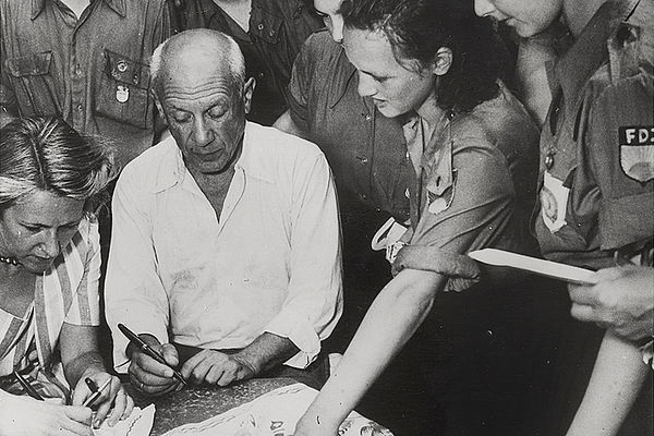 Picasso signiert Mitgliedern der FDJ von ihm gestaltete Tücher auf dem internationalen Jugend­kongress in Nizza 1950. ©Succession Picasso/VG Bild-Kunst, Bonn 2021; Foto: Kunstmuseum Pablo Picasso Münster