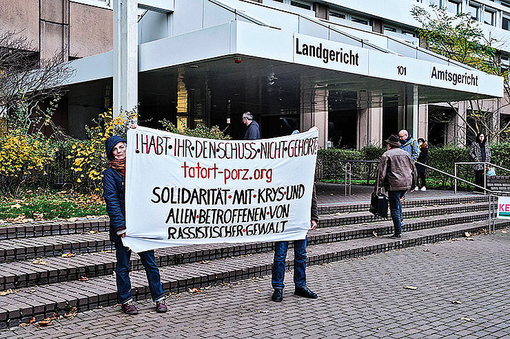 Unterstützung für das Opfer: Die Initiative »Tatort Porz« vor dem Landgericht