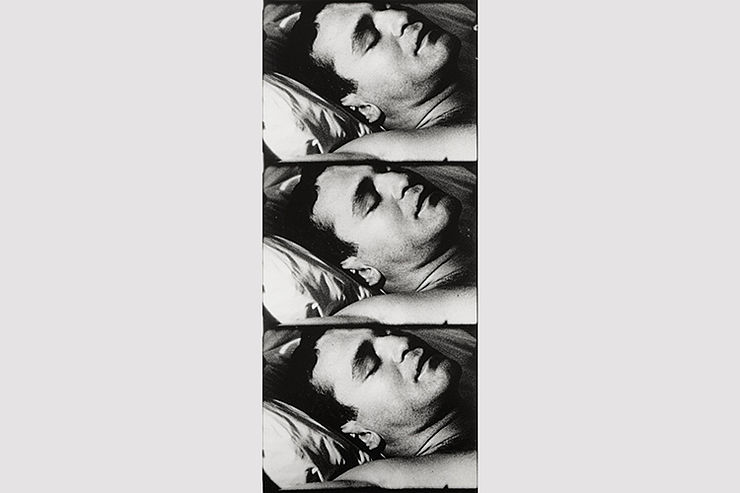 »Sleep«, 1963, 16-mm-Film, s/w,  ohne Ton, 5:21 Std., © 2020 The Andy Warhol Museum, Pittsburgh, PA, a museum of Carnegie Institute