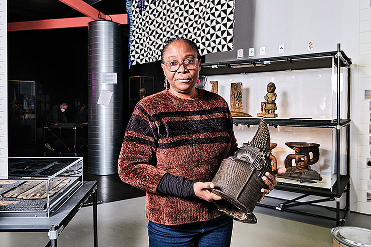 Bewegender Moment mit emotionaler Last: die nigerianische Kunsthistorikerin Peju Layiwola mit einem der Benin-Schätze des Rautenstrauch-Joest-Museums