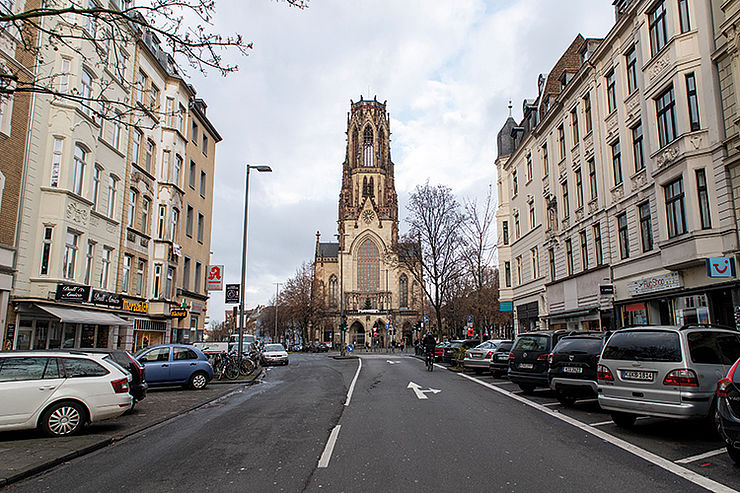 Wer meint, im Agnesviertel zu wohnen, soll mal in den Perso gucken: Blick auf die Agneskirche in Neustadt-Nord